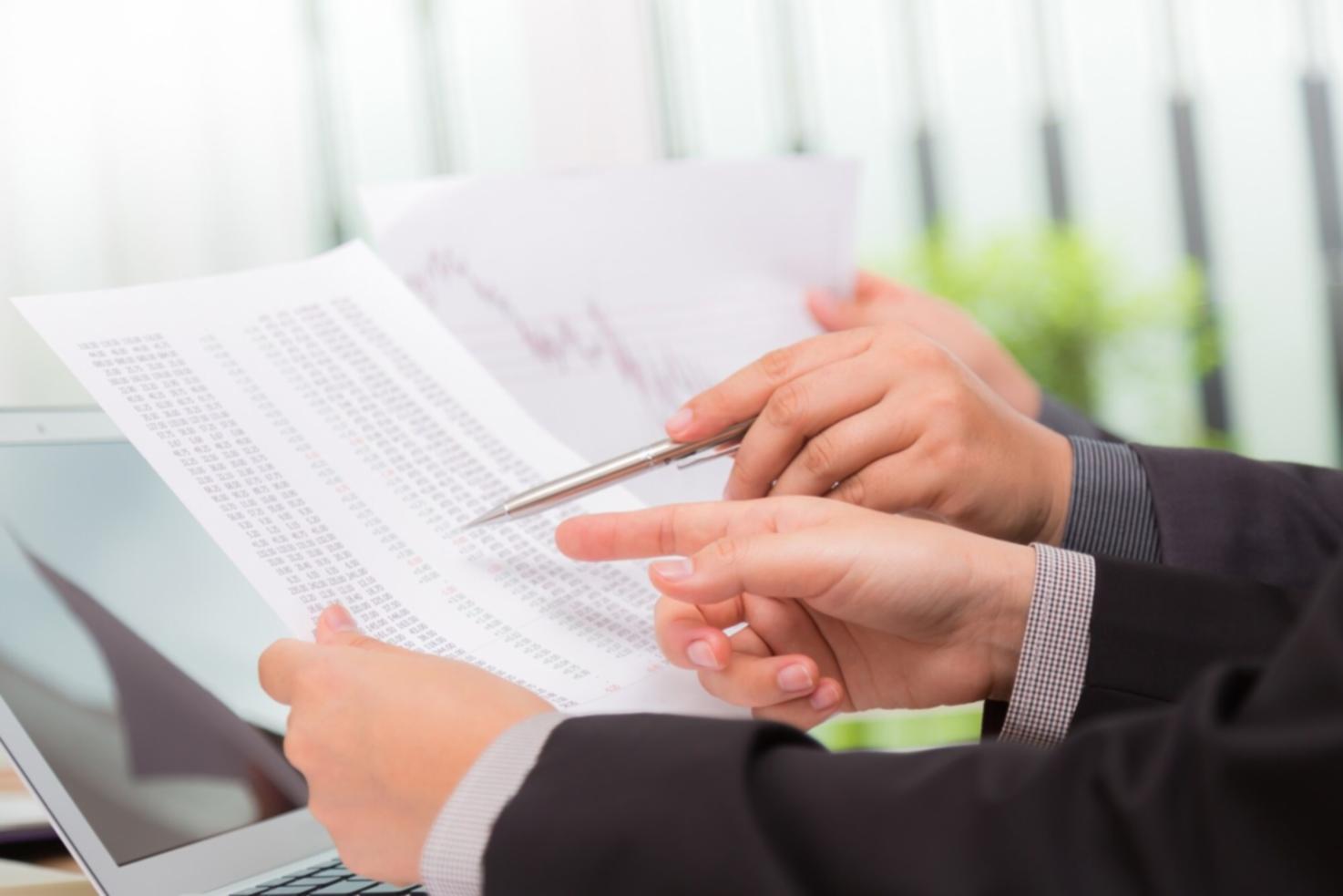 Estudiantes trabajando en análisis de datos cualitativos en sesión de investigación metodológica